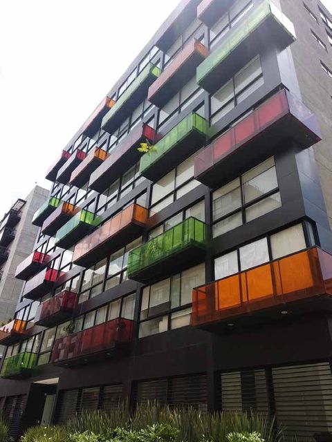 Fachada de conjunto residencial con balcones de colores intervenida por Grupo Serviandina