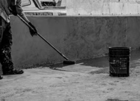 Aplicación de impermeabilizante líquido sobre la losa de una cubierta