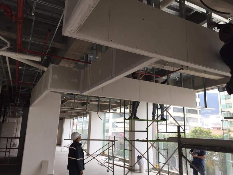 Oficinas en obra con cielo raso en drywall e instalaciones técnicas a la vista