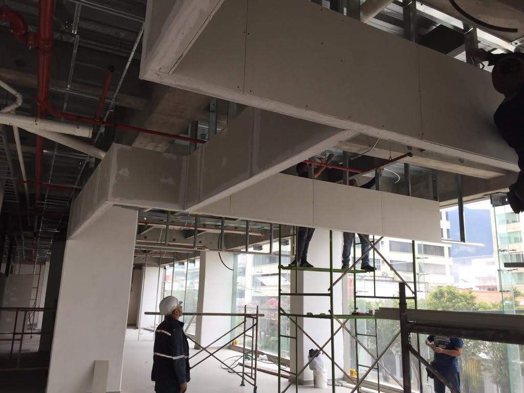 Oficinas en construcción con cielo raso en drywall e instalaciones a la vista